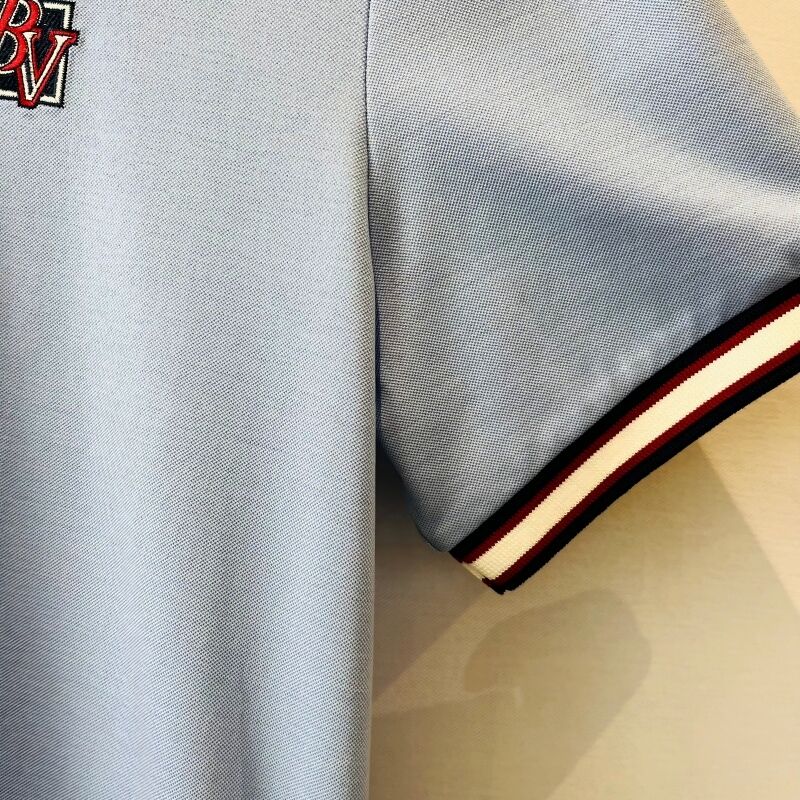 قميص بولو رجالي أزرق فاتح بياقة متباينة وشعار مطرز، نمط كاجوال أنيق، قمصان بولو رجالية من البيكيه