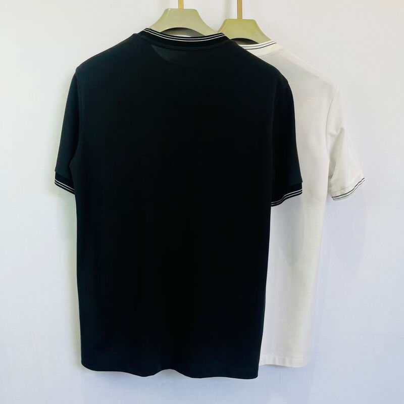 قميص بولو رجالي بشعار مطرز | أسود مع جيب صدري بأطراف بيضاء وتصميم عصري بحروف أولى قميص بولو رجالي من البيكيه