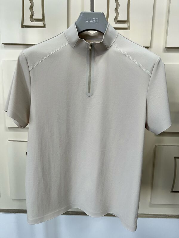 الرجال القمصان ذات الأكمام القصيرة عالية الرقبة تمدد بسرعة القماش الجاف والمتنفس للقميص الرياضي في الهواء الطلق