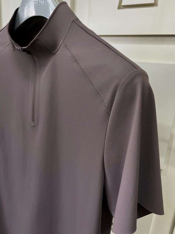 الرجال القمصان ذات الأكمام القصيرة عالية الرقبة تمدد بسرعة القماش الجاف والمتنفس للقميص الرياضي في الهواء الطلق