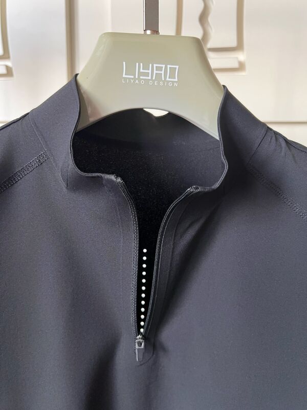 الرجال القمصان ذات الأكمام القصيرة عالية الرقبة تمدد بسرعة القماش الجاف والمتنفس للقميص الرياضي في الهواء الطلق