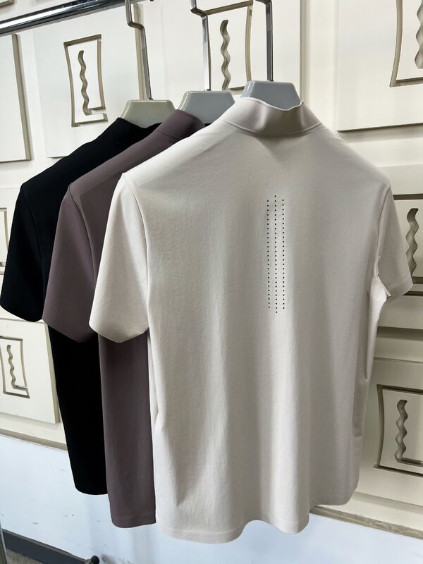 الرجال القمصان ذات الأكمام القصيرة عالية الرقبة تمدد بسرعة القماش الجاف والمتنفس للقميص الرياضي في الهواء الطلق