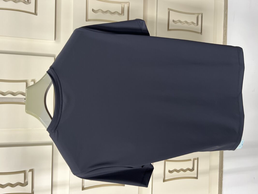 قميص رياضي للرجال مجموعة رياضية عادية سوداء - قصيرة - أكمام القميص والسراويل ، نسيج قابل للاستنشاق مع ميزة حماية الأشعة فوق البنفسجية