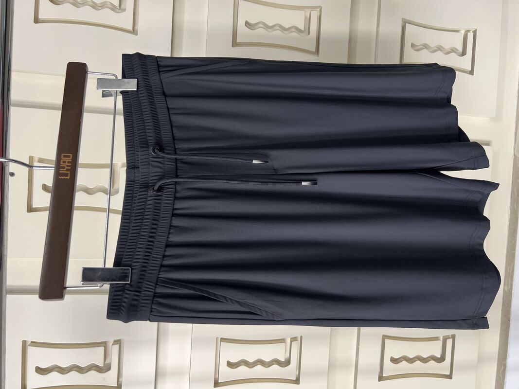 قميص رياضي للرجال مجموعة رياضية عادية سوداء - قصيرة - أكمام القميص والسراويل ، نسيج قابل للاستنشاق مع ميزة حماية الأشعة فوق البنفسجية