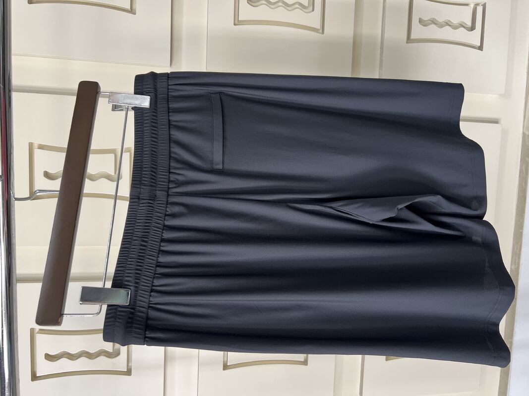 قميص رياضي للرجال مجموعة رياضية عادية سوداء - قصيرة - أكمام القميص والسراويل ، نسيج قابل للاستنشاق مع ميزة حماية الأشعة فوق البنفسجية