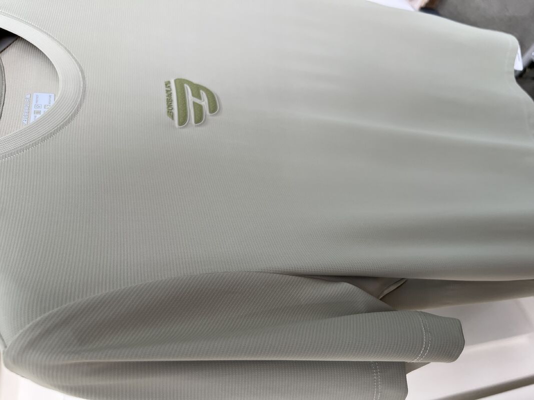 طقم رياضي رجالي مخصص باللون الأخضر الزيتوني - تي شيرت بأكمام قصيرة وبنطلون، تي شيرت رجالي من قماش يسمح بالتهوية