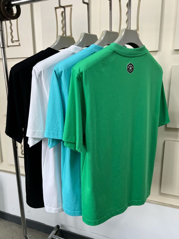 ملابس الرجال الرقبة القصيرة الأكمام ملابس فرنسية ذات طبعة رسمية عصرية وتطريز ملابس T - قميص متعددة الألوان العادية 100% قطن قميص للرجال