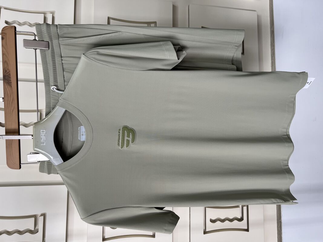 بنطلون رياضي للرجال عالي الجودة يتنفس مادة التجفيف السريع طول الركبة الصيف ظهر جيب جيب تصميم بسيط