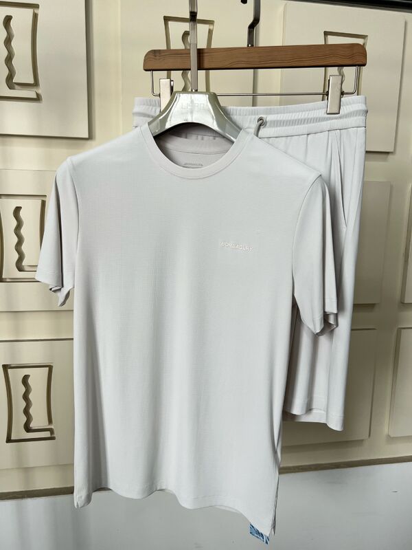 بنطلون رياضي للرجال عالي الجودة يتنفس مادة التجفيف السريع طول الركبة الصيف ظهر جيب جيب تصميم بسيط